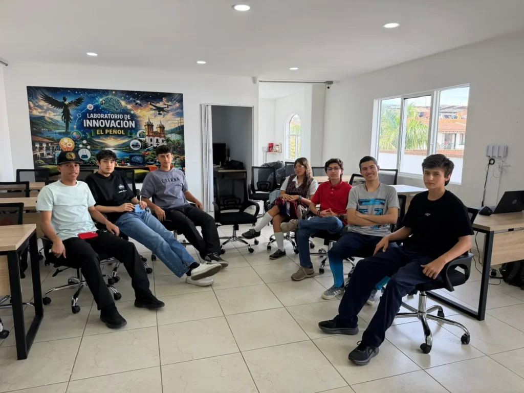 Estudiantes del semillero frente al mural del Laboratorio de Innovación de El Peñol, Antioquia