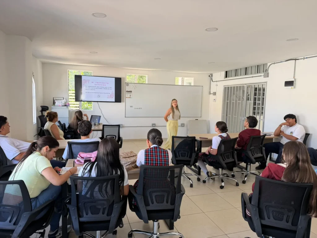 Taller de emprendimiento con estudiantes en el Laboratorio de Innovación de El Peñol